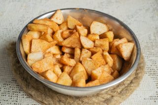 Нарезанные яблоки посыпаем сахаром и молотой корицей, перемешиваем Нарезанные яблоки посыпаем сахаром и молотой корицей, перемешиваем