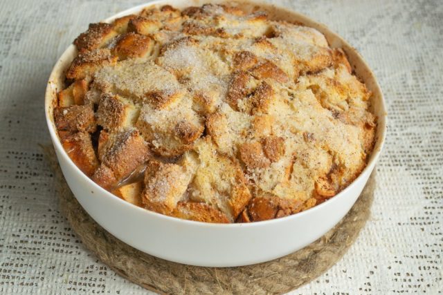 Ленивая шарлотка с яблоками из батона готова Ленивая шарлотка с яблоками из батона готова