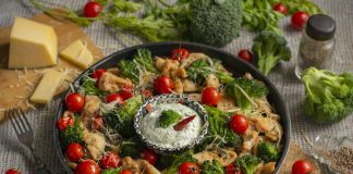 Низкокалорийная курица с брокколи и черри в духовке