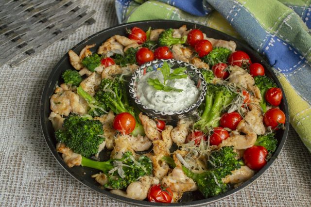 Низкокалорийная курица с брокколи и черри в духовке готова Низкокалорийная курица с брокколи и черри в духовке готова