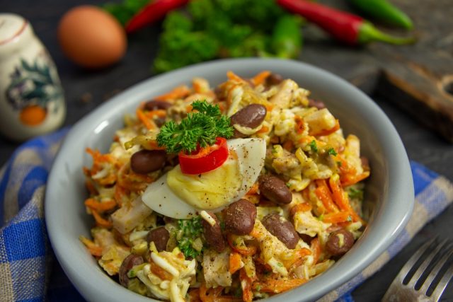 Салат «Обжорка» с фасолью и мясом
