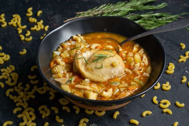 Согревающий куриный суп с макаронами Согревающий куриный суп с макаронами