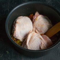 Курицу нарезаем порционными кусками, кладём в кастрюлю