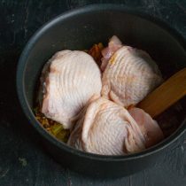 Курицу нарезаем порционными кусками, кладём в кастрюлю Курицу нарезаем порционными кусками, кладём в кастрюлю