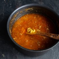 Насыпаем мелкие макароны Насыпаем мелкие макароны