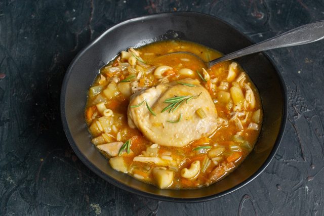Согревающий куриный суп с макаронами готов Согревающий куриный суп с макаронами готов