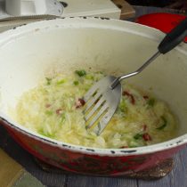 Кладём порезанный тонкими колечками перчик чили Кладём порезанный тонкими колечками перчик чили