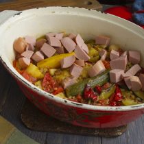 Через полчаса добавляем порезанные кубиками копченые сардельки Через полчаса добавляем порезанные кубиками копченые сардельки
