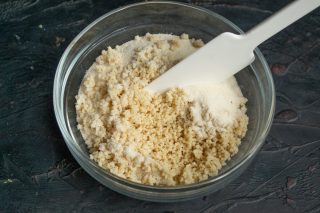 Измельчаем кешью в мелкую крошку, добавляем манную крупу Измельчаем кешью в мелкую крошку, добавляем манную крупу