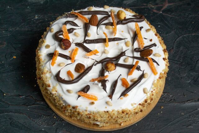 Вкусный ореховый торт с меренгой готов Вкусный ореховый торт с меренгой готов