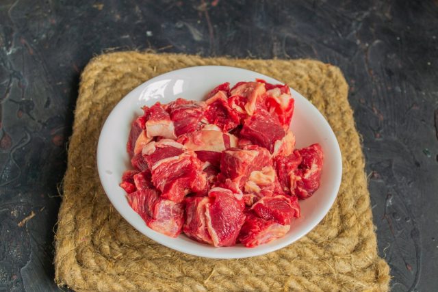 Котлетную говядину нарезаем небольшими кусочками Котлетную говядину нарезаем небольшими кусочками