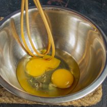 Разбиваем в миску два яйца, добавляем щепотку соли