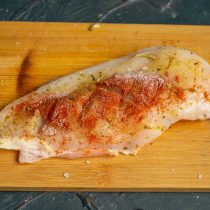 Посыпаем курицу приправами Посыпаем курицу приправами