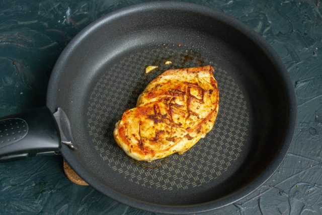 Жарим куриное филе на сильном огне по две минуты с каждой стороны Жарим куриное филе на сильном огне по две минуты с каждой стороны