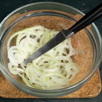 Нарезаем лук тонкими кольцами, посыпаем щепоткой соли Нарезаем лук тонкими кольцами, посыпаем щепоткой соли