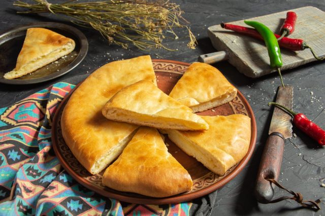 Хачапури по-имеретински — вкуснейшая грузинская выпечка Хачапури по-имеретински — вкуснейшая грузинская выпечка