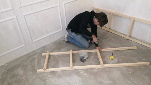 Скрепляем боковые стойки стеллажа-гроубокса короткими брусками по 60 см Скрепляем боковые стойки стеллажа-гроубокса короткими брусками по 60 см