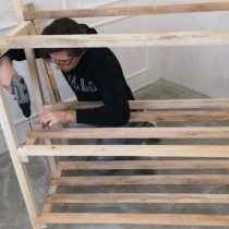 Крепим дополнительные бруски чтобы сделать полки Крепим дополнительные бруски чтобы сделать полки