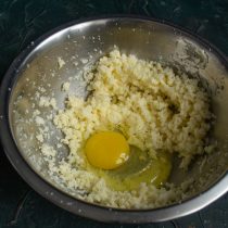 Разбиваем в миску большое куриное яйцо Разбиваем в миску большое куриное яйцо