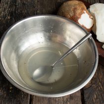Мякоть ополаскиваем под краном, воду процеживаем Мякоть ополаскиваем под краном, воду процеживаем