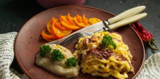 Мясо по-французски в духовке с луком и пюре из топинамбура