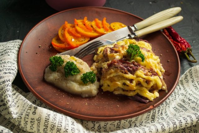 Мясо по-французски в духовке с луком и пюре из топинамбура