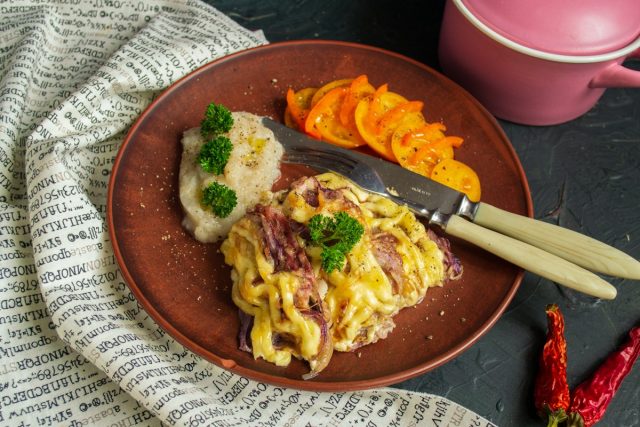 Мясо по-французски в духовке с луком и пюре из топинамбура Мясо по-французски в духовке с луком и пюре из топинамбура