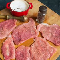 Втираем в мясо приправы Втираем в мясо приправы