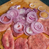 Нарезаем тонкими кольцами красный лук Нарезаем тонкими кольцами красный лук