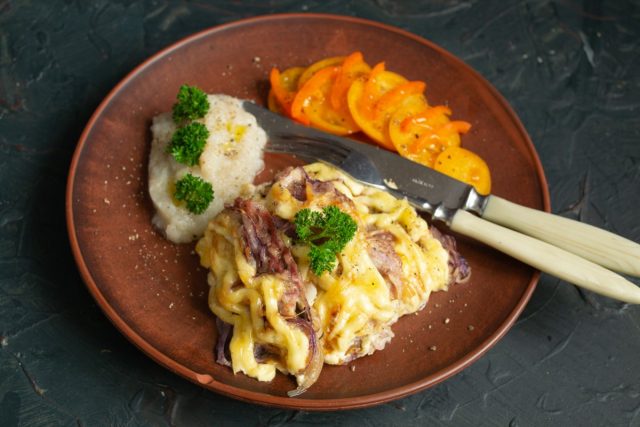 Мясо по-французски в духовке с луком и пюре из топинамбура готово Мясо по-французски в духовке с луком и пюре из топинамбура готово