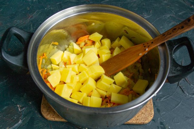 Добавляем нарезанный небольшими кубиками картофель Добавляем нарезанный небольшими кубиками картофель