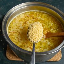 Когда картофель станет мягким, солим и добавляем макароны Когда картофель станет мягким, солим и добавляем макароны