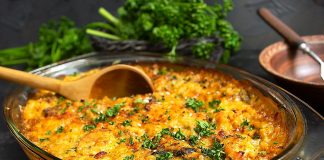 Простая макаронная запеканка с грибами и курицей