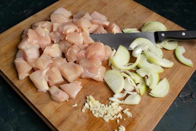 Нарезаем филе куриной грудки, репчатый лук и зубчики чеснока Нарезаем филе куриной грудки, репчатый лук и зубчики чеснока