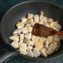 Обжариваем панированную курицу Обжариваем панированную курицу