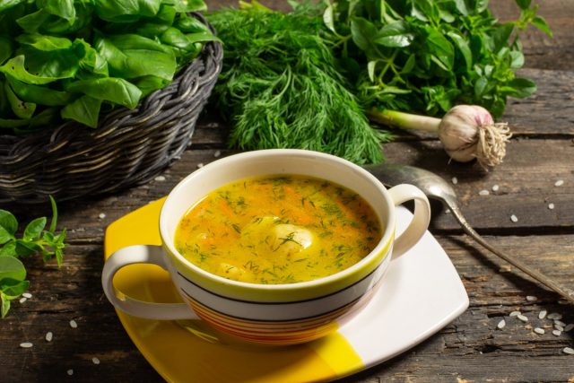 Простой картофельный суп с рисом и овощами