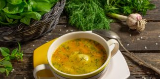 Простой картофельный суп с рисом и овощами