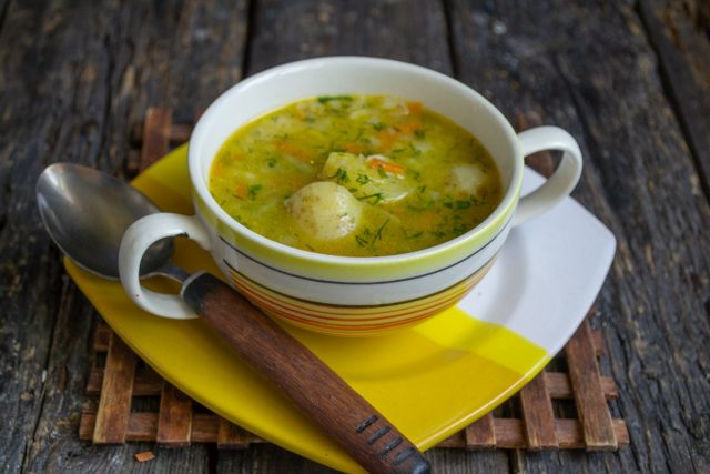 Простой картофельный суп с рисом и овощами готов