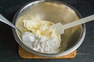 Выкладываем маскарпоне в миску, добавляем сахарную пудру и перемешиваем