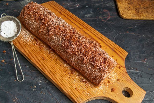 Посыпаем рулет крошками и сахарной пудрой Посыпаем рулет крошками и сахарной пудрой