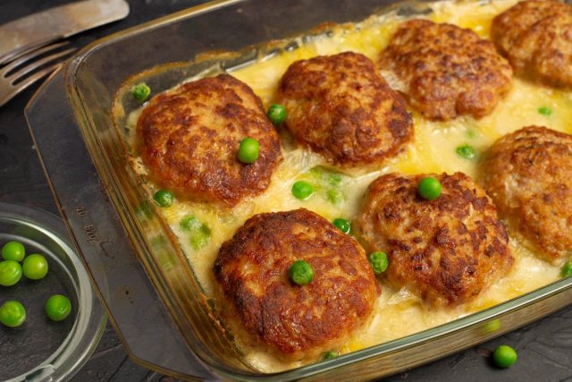 Сочные котлеты в молочном соусе в духовке с зелёным горошком Сочные котлеты в молочном соусе в духовке с зелёным горошком