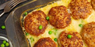 Сочные котлеты в молочном соусе в духовке с зелёным горошком