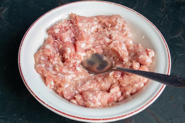 Берем мясной фарш Берем мясной фарш