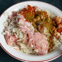 Добавляем размоченный в молоке хлеб, по вкусу солим и приправляем Добавляем размоченный в молоке хлеб, по вкусу солим и приправляем