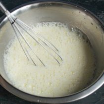 Взбиваем яйца с сахарным песком и щепоткой соли, вливаем молоко, добавляем соду 