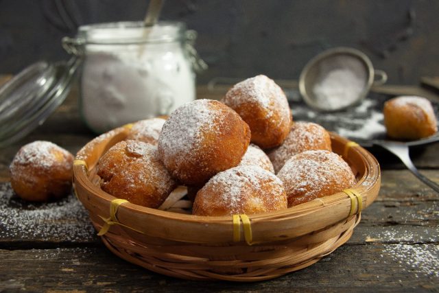 Вкусные творожные пончики из рикотты во фритюре Вкусные творожные пончики из рикотты во фритюре