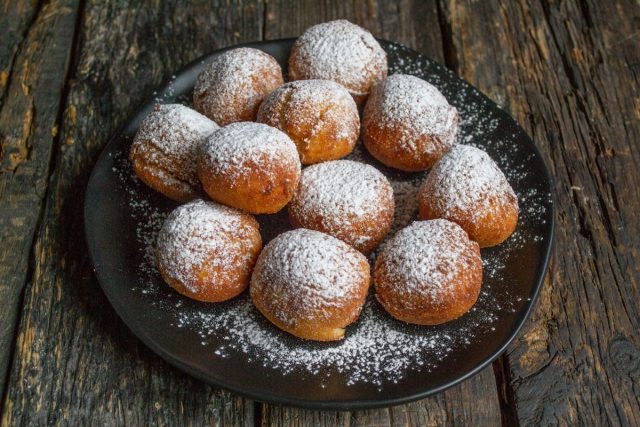 Вкусные творожные пончики из рикотты во фритюре готовы Вкусные творожные пончики из рикотты во фритюре готовы