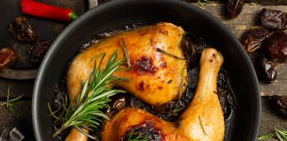 Ароматная курица с розмарином и финиками в духовке