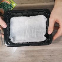 На дно лотка кладем марлю или кокосовый субстрат, затем смачиваем На дно лотка кладем марлю или кокосовый субстрат, затем смачиваем