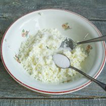 Добавляем щепотку соли, сахарный песок, по вкусу ванилин Добавляем щепотку соли, сахарный песок, по вкусу ванилин